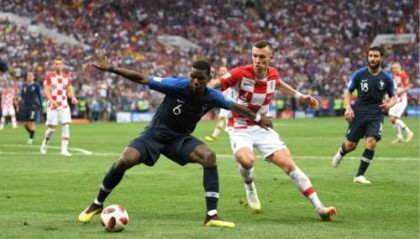  波尔多中场组织调度出色，精准直塞撕破密集防